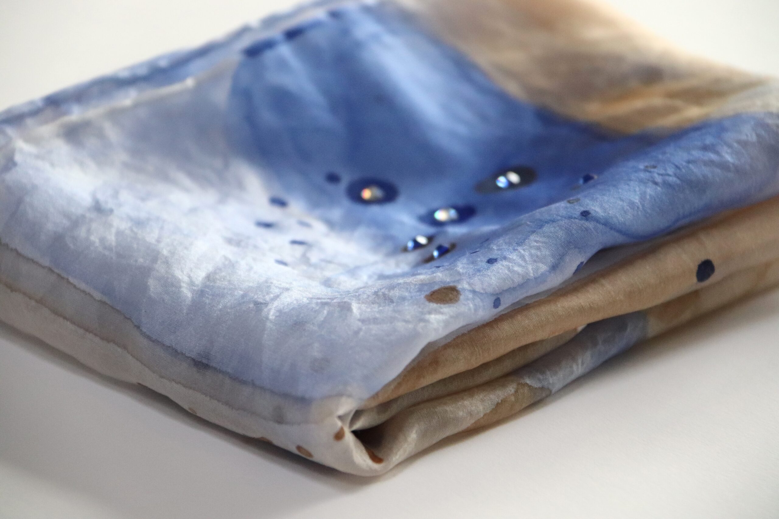 hodvábna šatka Modrá s kamienkami - Image 2