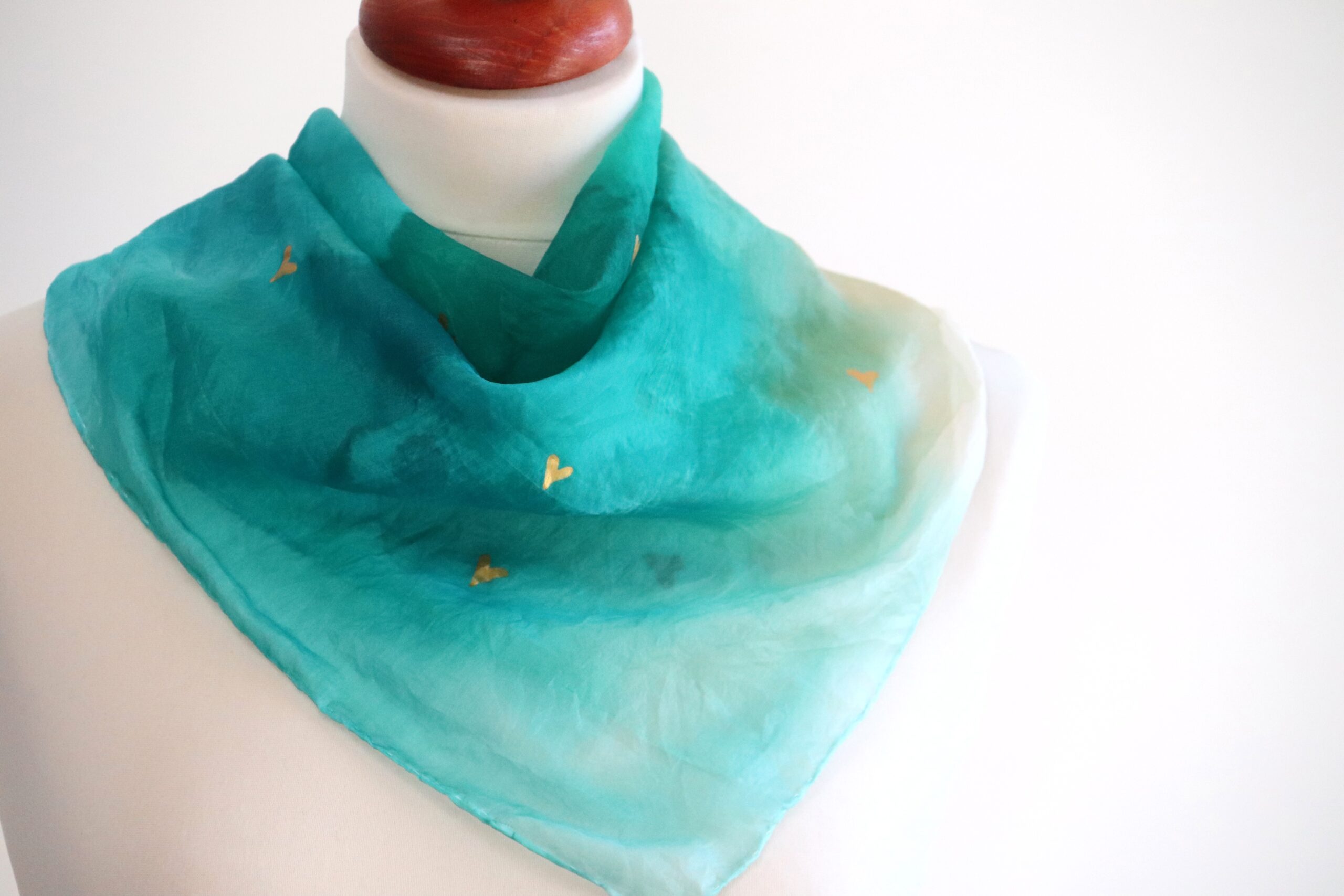 ručne maľovaná hodvábna šatka SRDCOM – Obrázok 2