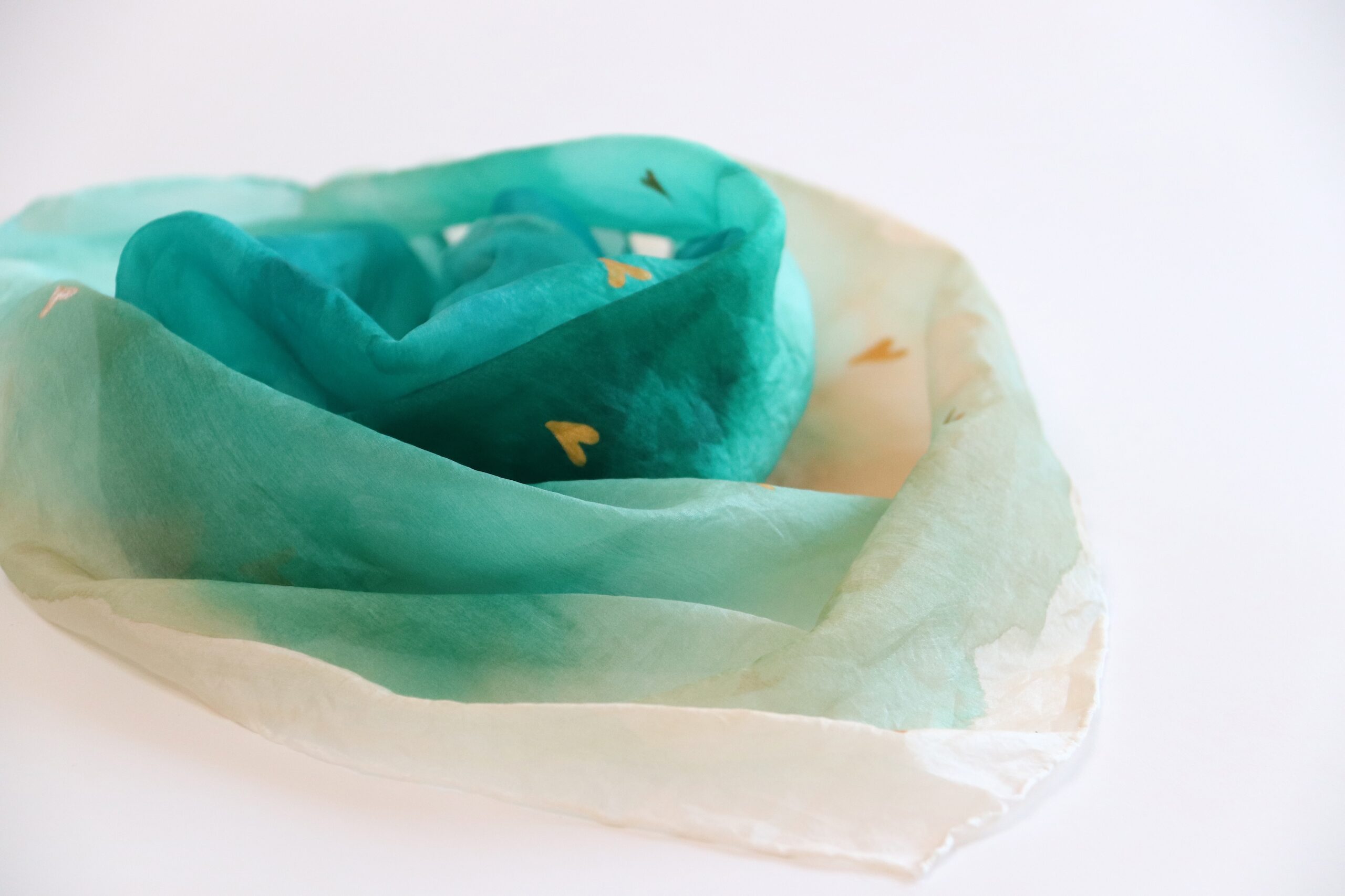 ručne maľovaná hodvábna šatka SRDCOM