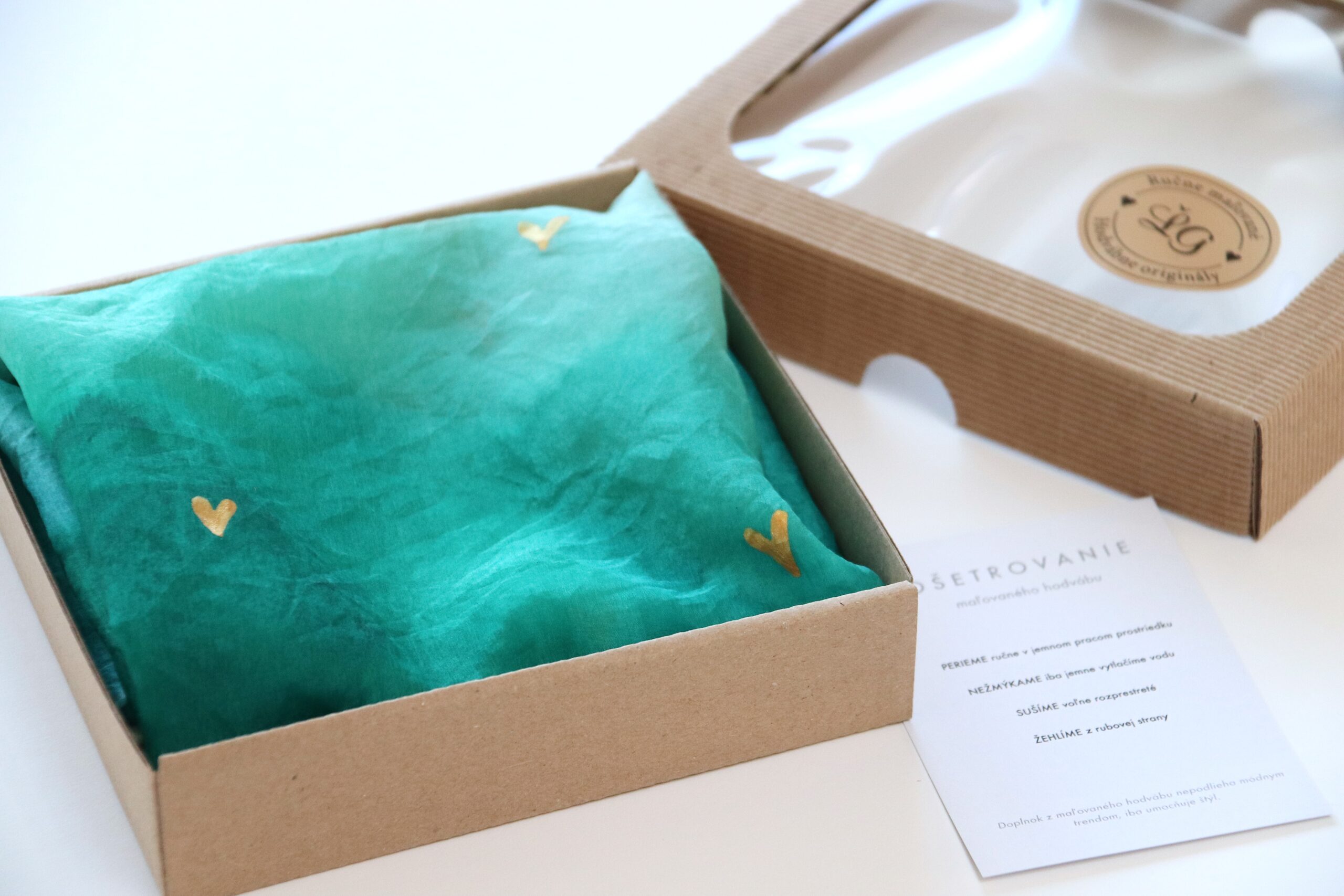 ručne maľovaná hodvábna šatka SRDCOM – Obrázok 4