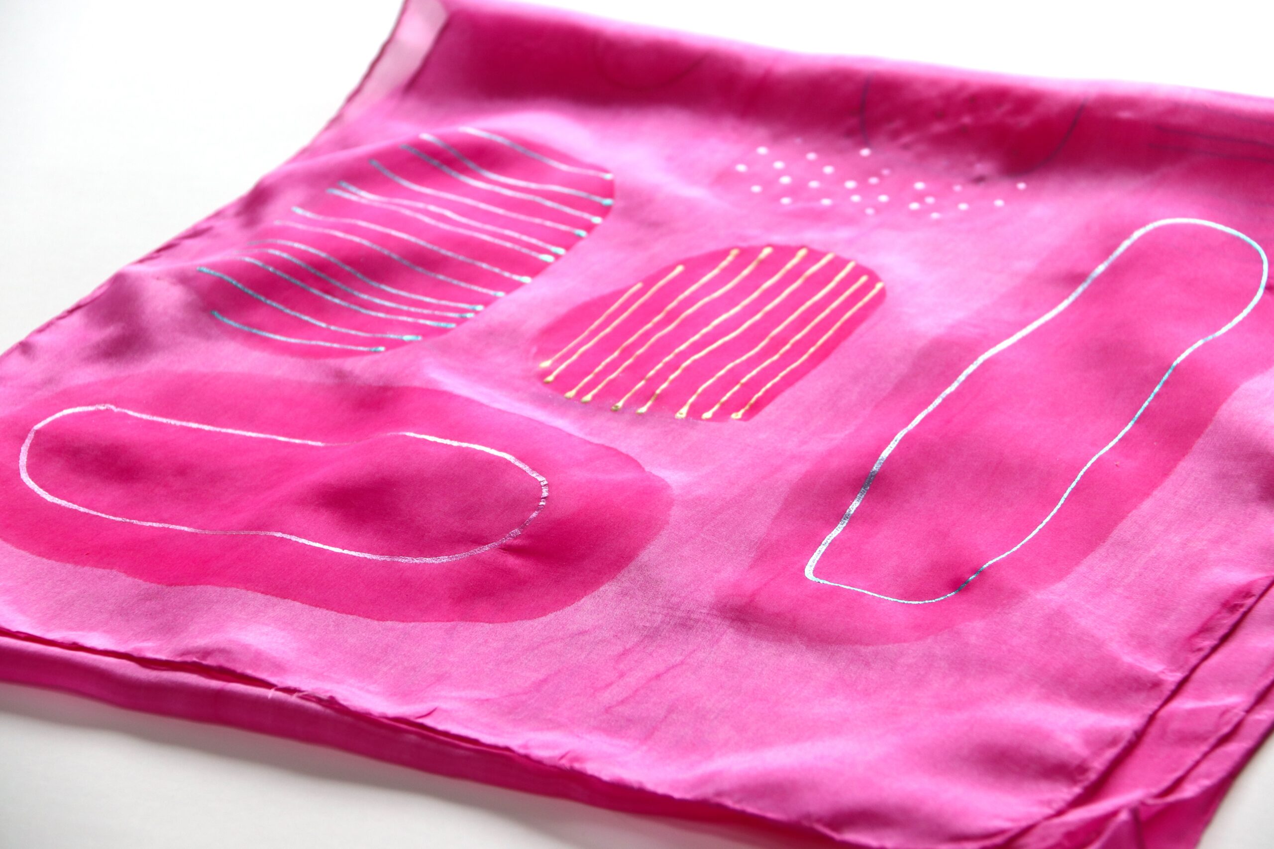 ručne maľovaný hodvábny šál MAGENTA ORNAMENTY – Obrázok 3