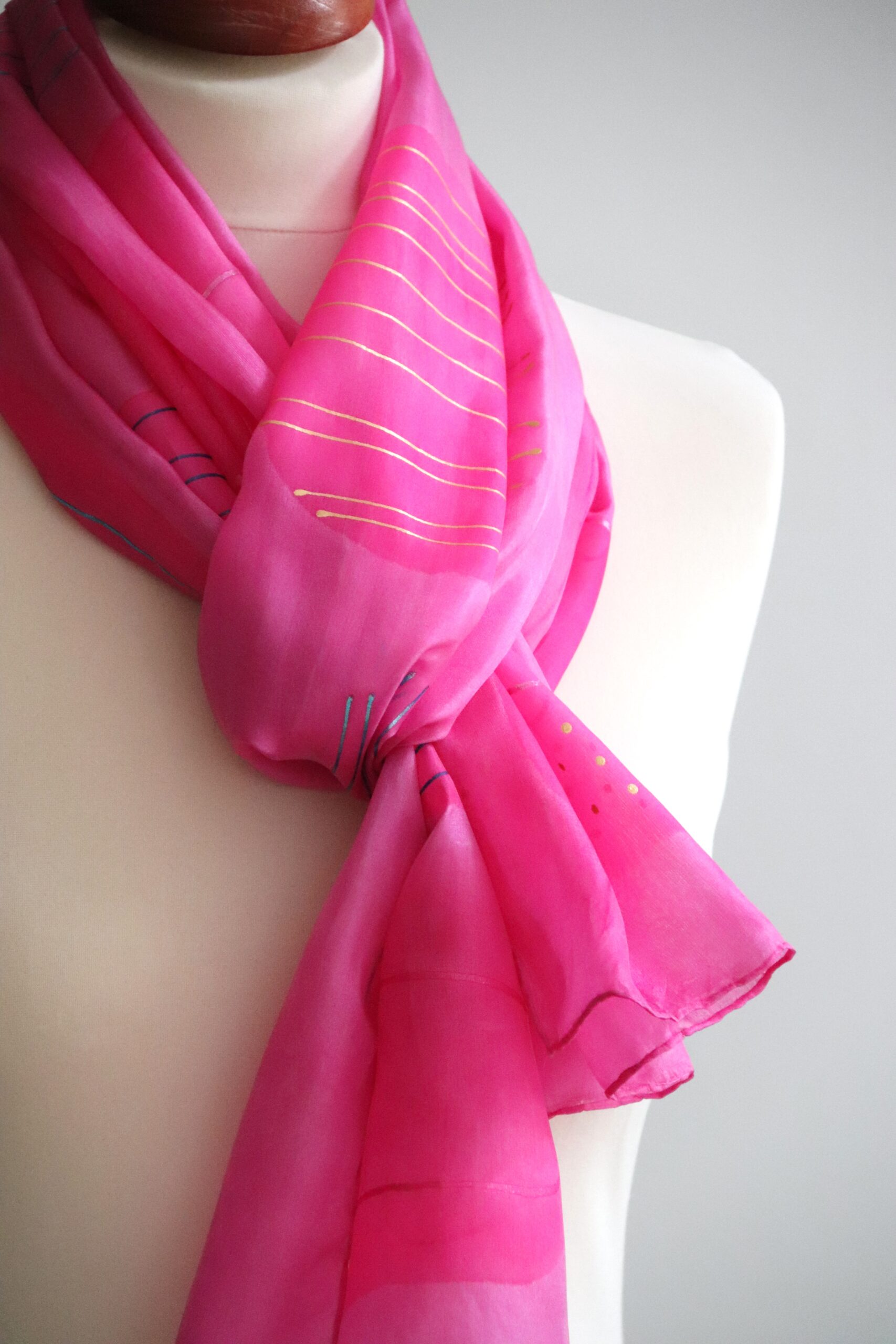 ručne maľovaný hodvábny šál MAGENTA ORNAMENTY