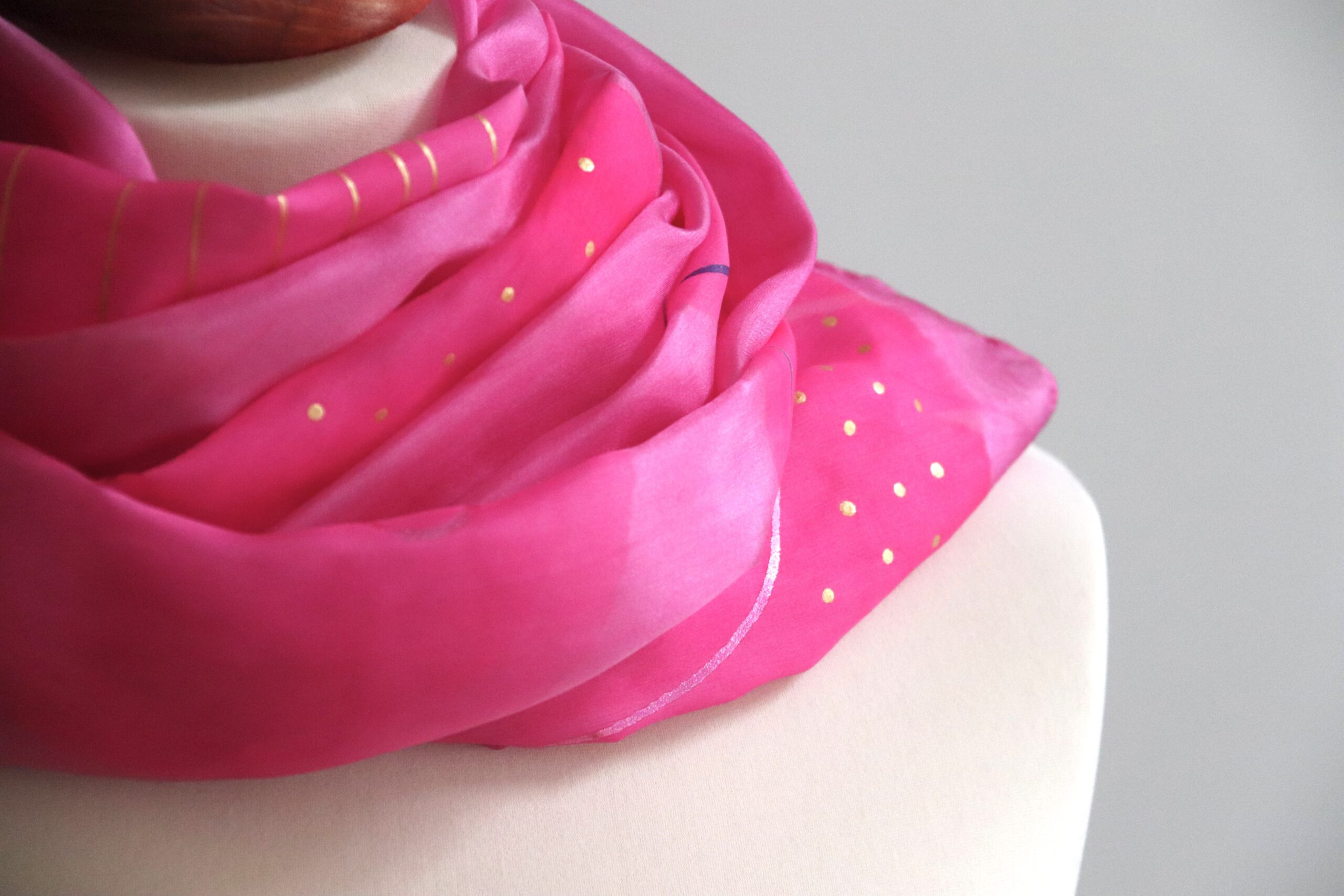 ručne maľovaný hodvábny šál MAGENTA ORNAMENTY – Obrázok 4