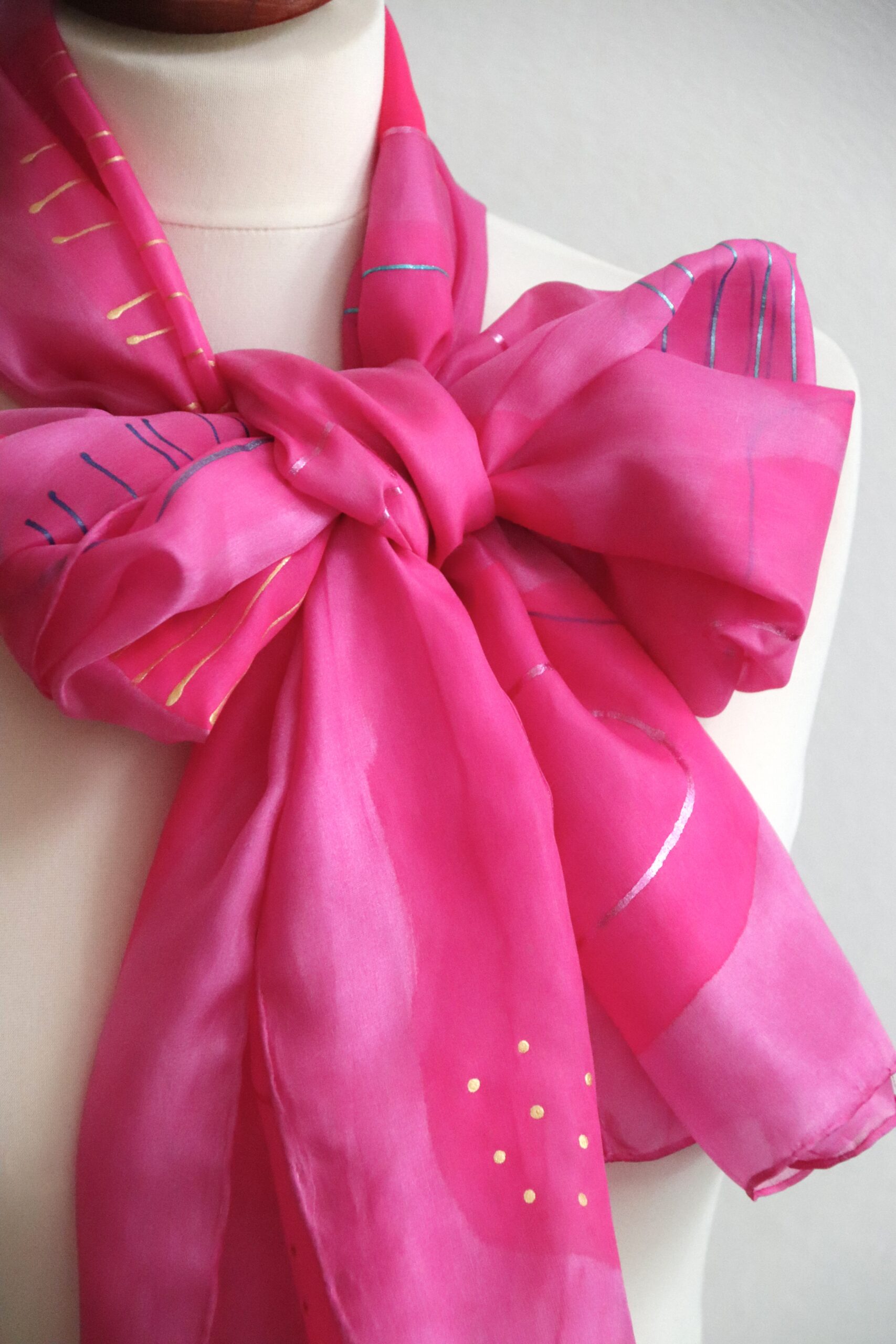 ručne maľovaný hodvábny šál MAGENTA ORNAMENTY – Obrázok 5